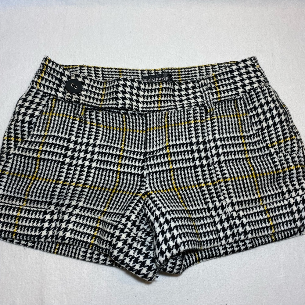 Super Cute RAMPAGE Houndstooth Mini Shorts Women’s 1 (XS) With Button Pockets
